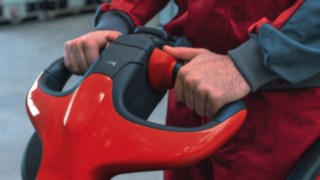 Visokopodizno vozilo kompanije Linde Material Handling pri manevrisanju