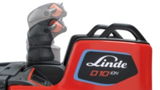 Upravljačka ručica podesiva po visini modela D10 FP kompanije Linde Material Handling savršeno prilagođava vozilo vozaču.