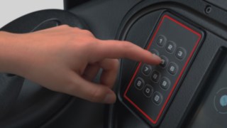 Detaljan snima PIN tastature, preko koje vozač aktivira vozilo.