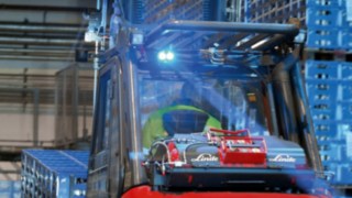 Gasni viljuškar H50 kompanije Linde, opremljen Linde Blue Spot-om. Gasni viljuškar H50 kompanije Linde Material Handling sa Linde Blue Spot-om.