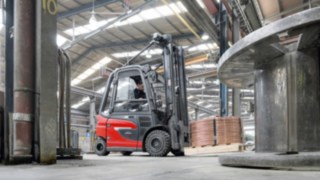 E-viljuškar E30 kompanije Linde Material Handling prevozi robu u skladištu