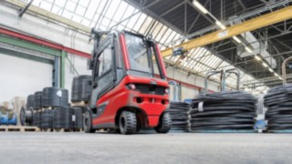 Električni viljuškar E30 kompanije Linde Material Handling pri radu