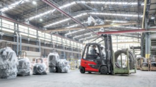 Električni viljuškar E30 kompanije Linde Material Handling pri radu