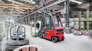 Električni viljuškar E30 kompanije Linde Material Handling prevozi robu u skladištu