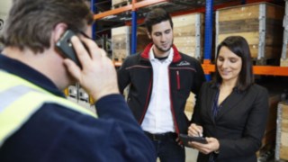 Razgovor sa savetnikom kod klijenta Savetovanje klijenata na licu mesta
