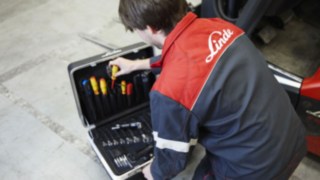 Servisni tehničar kompanije Linde Servisni tehničar pored svog kofera