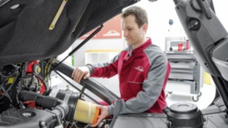 Linde servisni tehničar na vozilu Linde servisni tehničar na vozilu