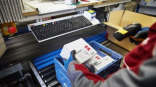 Linde rezervni delovi u skladištu robe Linde rezervni delovi se pakuju za klijenta u skladištu robe