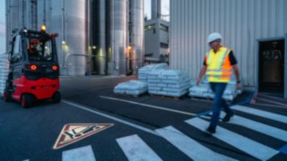 Linde BlueSpot™ kompanije Linde Material Handling Linde TruckSpot kompanije Linde Material Handling najavljuje vozilo u blizini putem svetlosnog signala.
