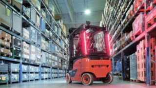 Inovativni koncepti osvetljenja Linde VertiLight i Linde LED trake iz kompanije Linde Material Handling Inovativni koncepti osvetljenja Linde VertiLight i Linde LED trake iz kompanije Linde Material Handling pouzdano stvaraju veću bezbednost u skladištu.