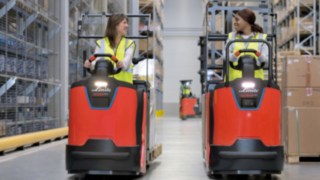 Dve radnice voze u skladištu viljuškare za komisioniranje serije N20 kompanije Linde Material Handling.