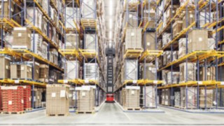 Kombinovani viljuškar K kompanije Linde Material Handling sa navigacijom za skladišta Kombinovani viljuškar K kompanije Linde Material Handling komisionira sa navigacijom za skladišta u visokoregalnom skladištu.
