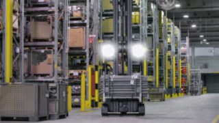 Radni LED reflektori na viljuškaru u skladištu Radni LED reflektori na viljuškaru u skladištu