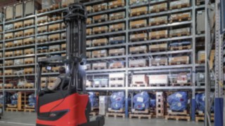 Radni LED reflektor u upotrebi u skladištu Radni LED reflektor u upotrebi u skladištu