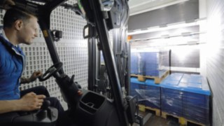 Radni LED reflektori u upotrebi na viljuškaru Radni LED reflektori u upotrebi na viljuškaru