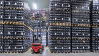 Električni viljuškar X20 – X35 može fleksibilno da se koristi u zatvorenom i na otvorenom prostoru. Električni viljuškar X35 kompanije Linde Material Handling pri radu u skladištu pića.