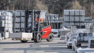 Novi električni viljuškari X20 – X35 kompanije Linde pri radu na terenu. Električni viljuškar X35 kompanije Linde Material Handling