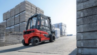 Izvrsna vidljivost tereta i okoline smanjuje nesreće u kojima učestvuju osobe i druga vozila. Električni viljuškari X20 – X35 kompanije Linde Material Handling garantuju bezbednost u svakom detalju.