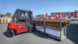 Električni viljuškar X35 kompanije Linde Material Handling pri radu