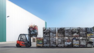 Podaci o vozilu se prenose u skladu sa najvišim standardima zaštite podataka: Celokupni raspored vozila tako može biti optimalno dizajniran. E-viljuškar X35 kompanije Linde Material Handling pri radu na terenu