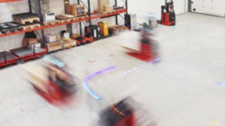 Automatizovani viljuškari kompanije Linde Material Handling koji se kreću u skladištu