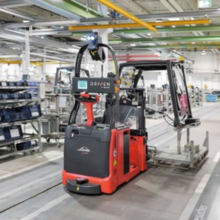 Transportni sistem bez vozača L-MATIC AC kompanije Linde pri radu u proizvodnoj hali Transportni sistem bez vozača L-MATIC AC kompanije Linde pri radu u proizvodnoj hali