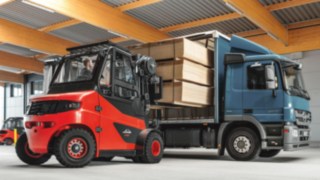 Aplikacija Linde Truck Call pojednostavljuje dodeljivanje naloga za vožnju. Viljuškar pri istovaru kamiona
