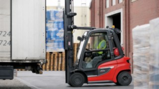 V-viljuškar H35 kompanije Linde Material Handling za utovar u kamion