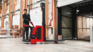 Visokopodizno vozilo kompanije Linde prilikom rukovanja robom