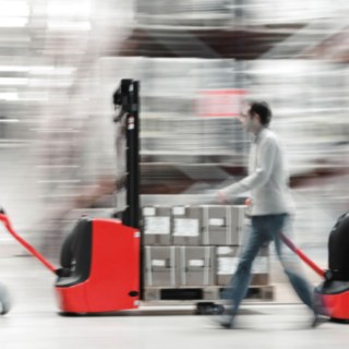 Visokopodizno vozilo kompanije Linde Material Handling natovareno proizvodima Visokopodizno vozilo kompanije Linde Material Handling natovareno proizvodima