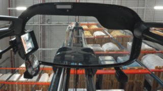 Sistem za asistenciju vozaču Dynamic Mast Control kompanije Linde Material Handling Sistem za asistenciju vozaču, Dynamic Mast Control, za regalne viljuškare kompanije Linde Material Handling obezbeđuje više sigurnosti u skladištu.
