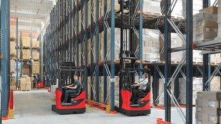Linde regalni viljuškar R14 - R17 X u visokoregalnom skladištu Linde regalni viljuškar R14 - R17 X u visokoregalnom skladištu