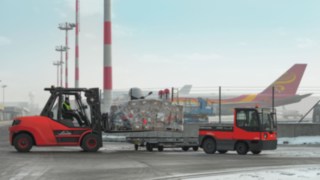 tow_tractor-ic_truck-moving-freight_forward-4012_810