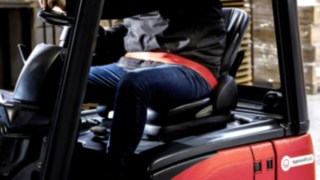 Vozač viljuškara koristi sigurnosni pojas Linde OrangeBelt™ u svrhu veće bezbednosti rada