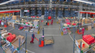 Tok materijala u skladištu sa opremom kompanije Linde Material Handling Tok materijala u skladištu sa opremom kompanije Linde Material Handling