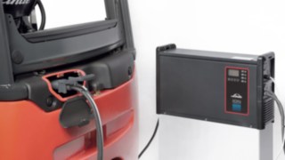 E-viljuškar spojen na punjač za litijum-jonske baterije