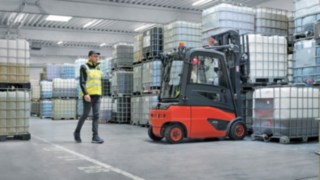 Linde sistemom Reverse Assist Camera kompanija CEMEX povećava nivo bezbednosti tokom manevarske vožnje unazad na lokaciji Salzkotten. Reverse Assist Camera kompanije Linde u upotrebi u kompaniji CEMEX