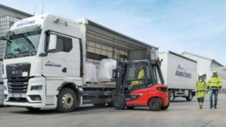 Zone detekcije i mehanizmi za upozoravanje sistema Reverse Assist Camera mogu se individualno prilagoditi odgovarajućem vozilu i zahtevima na samoj lokaciji. Linde X25 i dva pešaka u krugu fabrike CEMEX