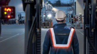 Više bezbednosti u skladištu zahvaljujući interaktivnom signalnom prsluku visoke vidljivosti kompanije Linde Material Handling Interaktivni signalni prsluk visoke vidljivosti kompanije Linde Material Handling osigurava veću bezbednost u skladištu.