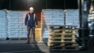 Budite vidljivi pomoću pojasa za upozorenje za pešake kompanije Linde Material Handling kada je to potrebno Radnici u skladištu i viljuškari ukrštaju puteve kretanja, a radnik u skladištu postaje vidljiv pomoću pojasa za upozorenje za pešake kompanije Linde Material Handling