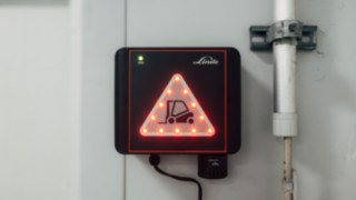 Rastojanja između jedinica na viljuškaru i vratima se određuju sa tačnošću od deset centimetara. Fiksno instalirana Linde Door Control jedinica na brzo zatvarajućim vratima