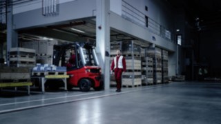 Linde Motion Detection doprinosi većoj bezbednosti u skladištu. Linde Motion Detection prilikom rada u mračnom skladištu