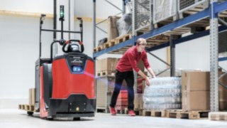 Viljuškari za komisioniranje opremljeni poluautomatskom opcijom Linde prate vozača ili se kreću ispred njega. Poluautomatska opcija (SA) za viljuškare za komisioniranje kompanije Linde Material Handling