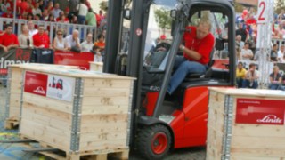 Vozači viljuškara kompanije Linde Material Handling na stazi StaplerCup 2015. Vozači viljuškara u viljuškaru kompanije Linde Material Handling voze po stazi StaplerCup 2005.
