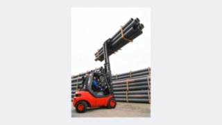 Viljuškar serije 351 kompanije Linde Material Handling Viljuškar serije 351 kompanije Linde Material Handling podiže cevi.