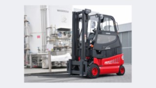 Viljuškari kompanije Linde Material Handling sa pogonom na gorivne ćelije Viljuškari kompanije Linde Material Handling sa pogonom na gorivne ćelije ispred rezervoara sa vodonikom