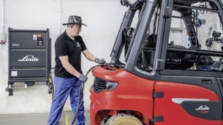 Dokazani Linde Li-ION akumulator visokog učinka snabdeva energijom agregate modela X35. Radnik utovara električni viljuškar X35 kompanije Linde