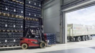 Električni viljuškar X35 kompanije Linde Material Handling transportuje sanduke sa pićem u skladištu kompanije Ensinger