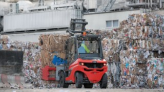Dizel viljuškari H35 – H50 kompanije Linde omogućavaju najbolju preglednost i kod vožnje unazad. Dizel viljuškari H50 kompanije Linde pružaju najbolju preglednost.