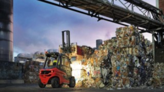 H50 marke Linde u kompaniji Smurfit Kappa radi bez prekida. Dizel viljuškari H35 – H50 kompanije Linde Material Handling prilikom rada noću